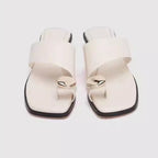 Damen elegante Zehentrenner-Sandalen mit modischen Riemen und goldfarbenem Akzent R&B