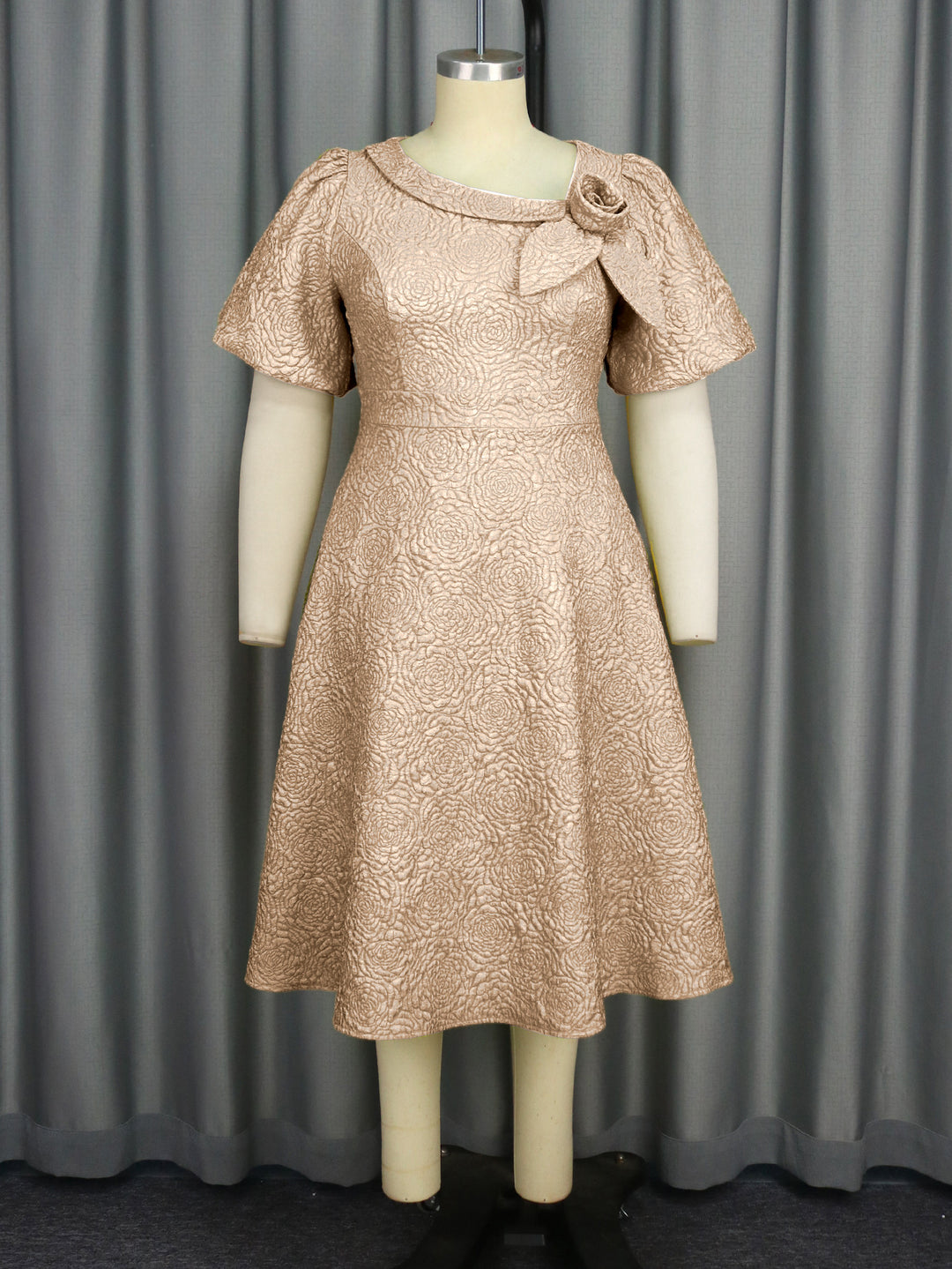 Damen Elegantes Kleid mit strukturierter Blumenapplikation R&B