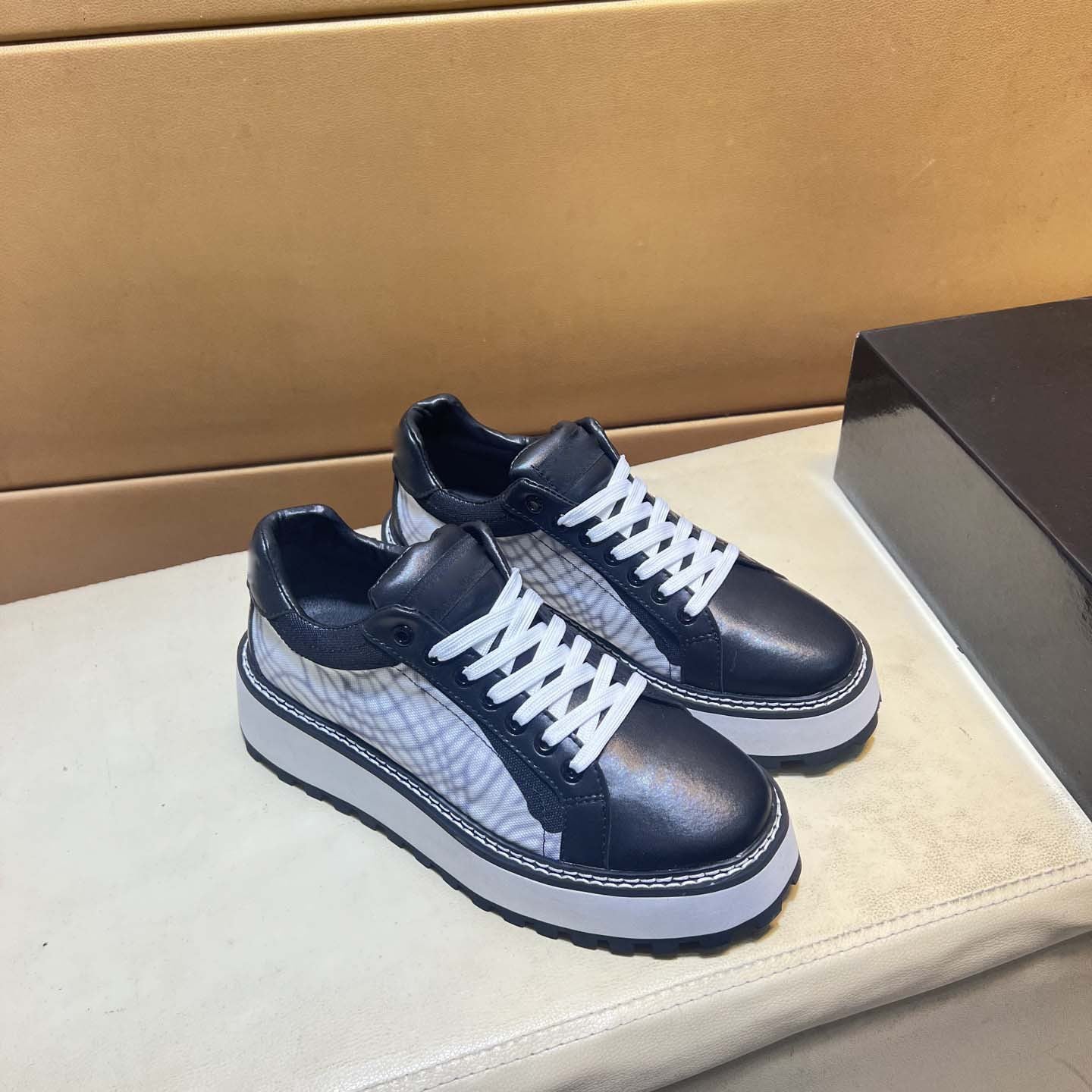 Damen Sneaker mit eleganter Tweed-Oberfläche und verstärkter Sohle R&B