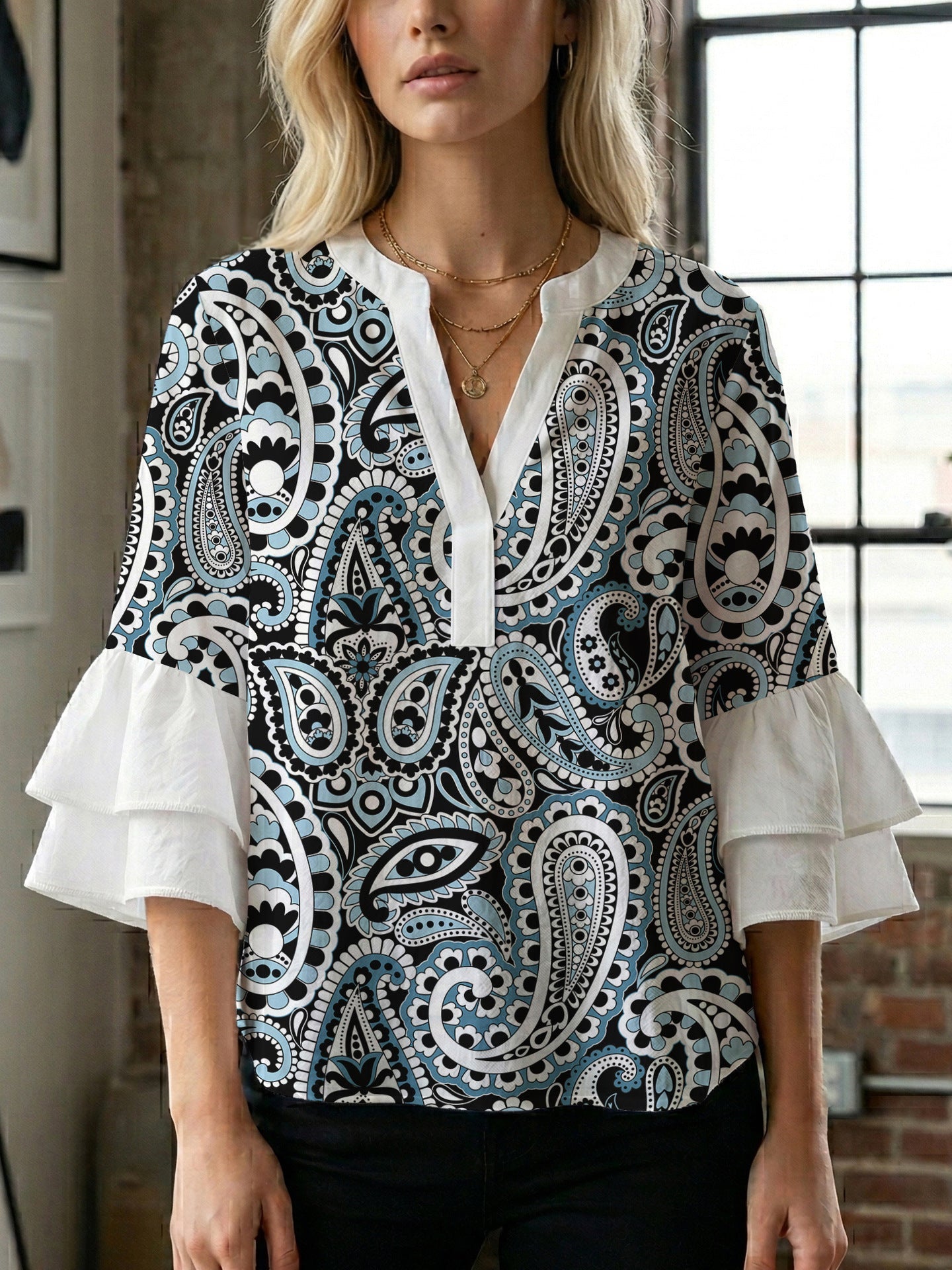 Damen Bluse mit voluminösen Flügelärmel und intensivem Blattmuster