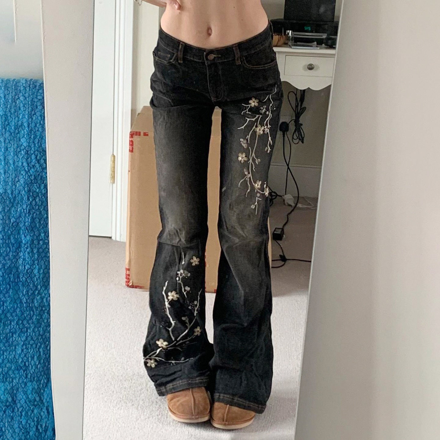 Damen Flared Jeans mit floralem Stickdesign und hohem Taillenbund R&B