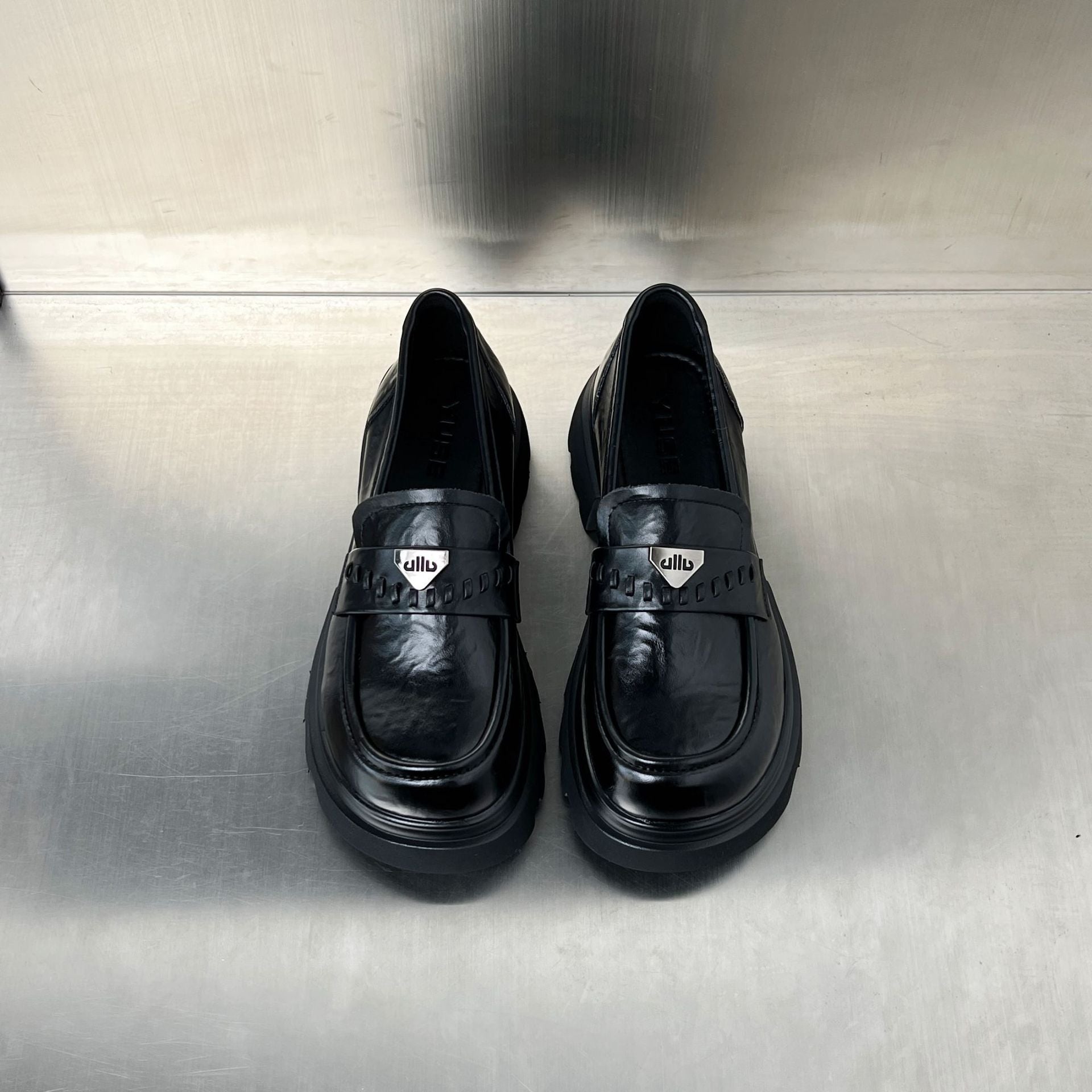 Damen modische Clogs mit klobiger Sohle und glänzender Lederoberfläche R&B