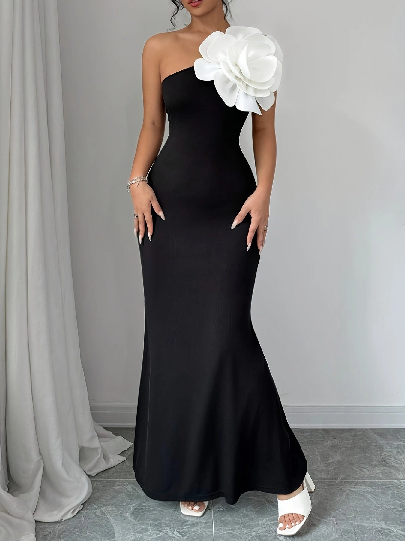 Damen figurbetontes Maxikleid mit asymmetrischem Design und dekorativer Blütenapplikation R&B