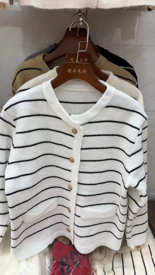 Damen gemütlicher Cardigan mit feinen Streifen und praktischen Taschen R&B