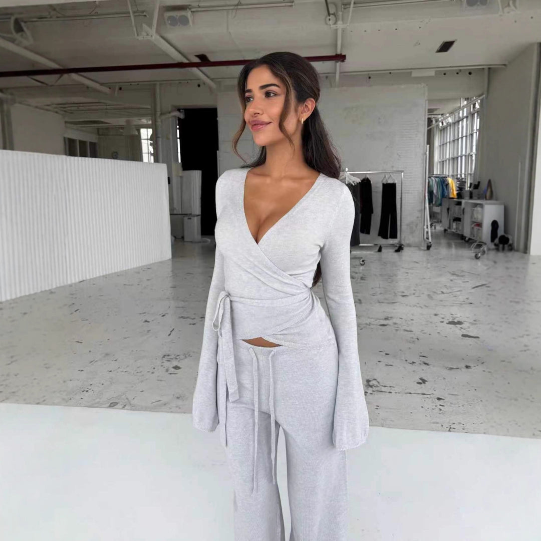 Damen nan Strick-Wickeloberteil mit Bindegürtel und Trompetenärmeln sowie taillenhoher weitgeschnittener Strickhose R&B