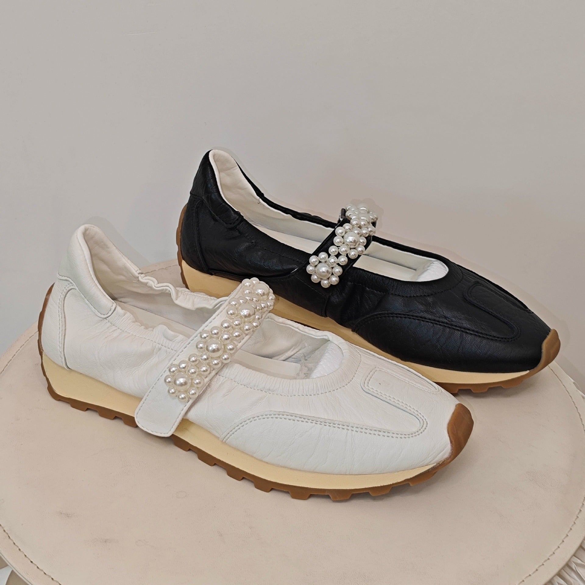 Damen Sneakers mit eleganter Perlenverzierung und modewusstem Design