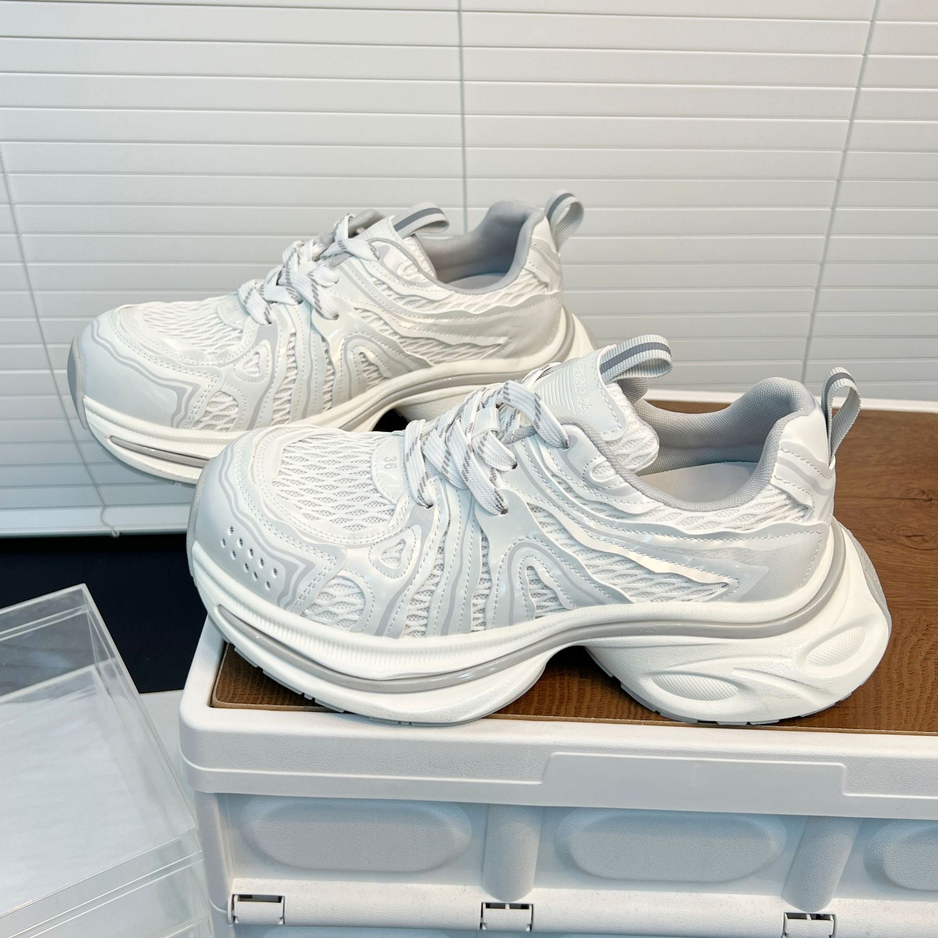 Damen Atmungsaktive Sneakers mit innovativem Dämpfungssystem und futuristischem Design R&B