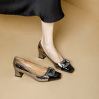 Damen elegante Pumps mit glänzender Schnalle und modischem Blockabsatz