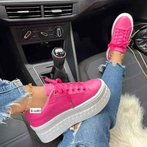 Damen Plateau-Sneaker mit schimmernder Oberfläche und auffälligen Details R&B