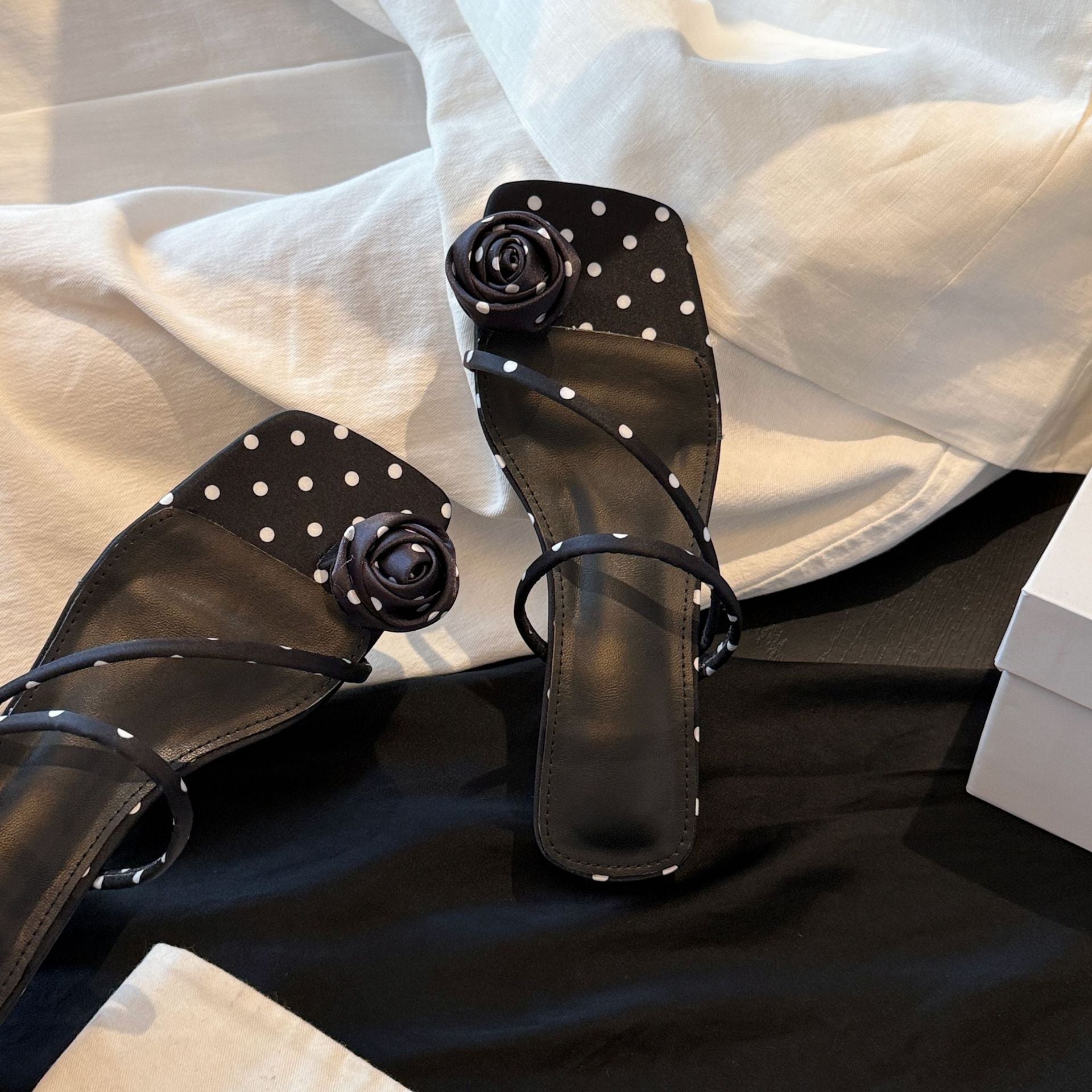 Damen Elegante Badesandalen mit dekorativem Riemchen und stylischen Rosen-Applikationen R&B