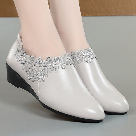 Damen elegante Wedgesandaletten mit floralem Schmuckdetail und komfortablem Fußbett R&B