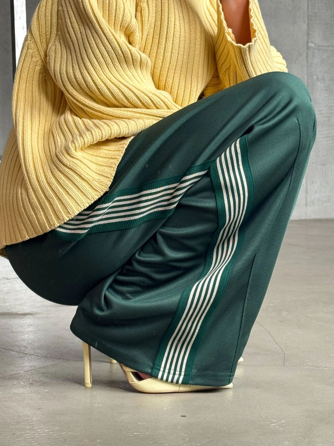 Damen weite Sporthose mit diagonalen Streifen R&B