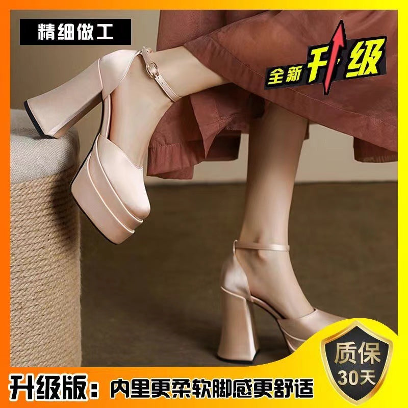 Damen nan Plateau-Sandalette mit skulpturellem Blockabsatz, quadratischer Zehenpartie und kristallbesetztem Knöchelriemen R&B