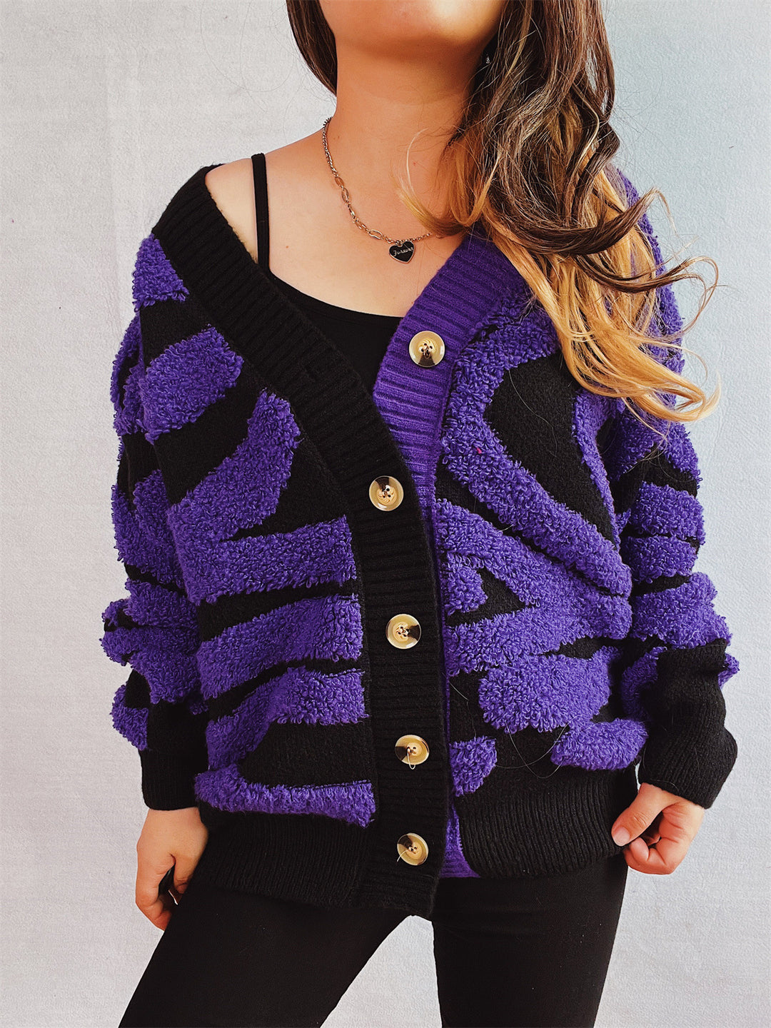 Damen Grobstrickjacke mit dekorativem Mustermix und eleganten Knopfdetails R&B