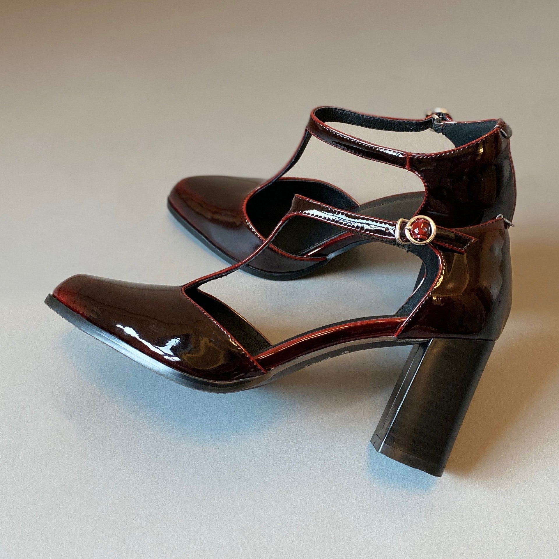 Damen elegante Plateau-Pumps mit modischem Riemchen und stilvollem Glanz R&B