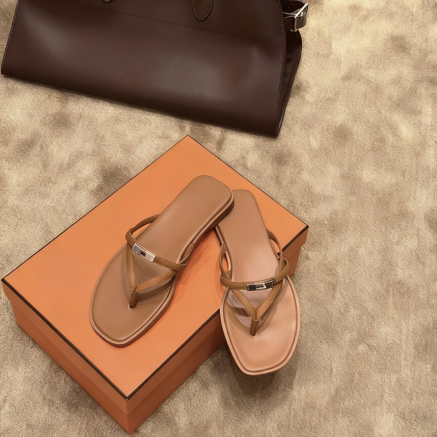 Damen Zehentrenner mit elegantem Riemendesign und bequemer Sohle R&B