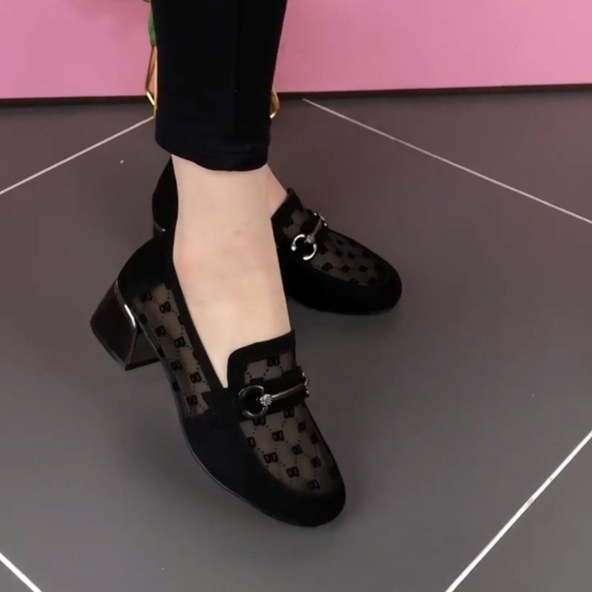 Damen Elegante Mokassins mit transparenter Struktur und geschmackvollen Details