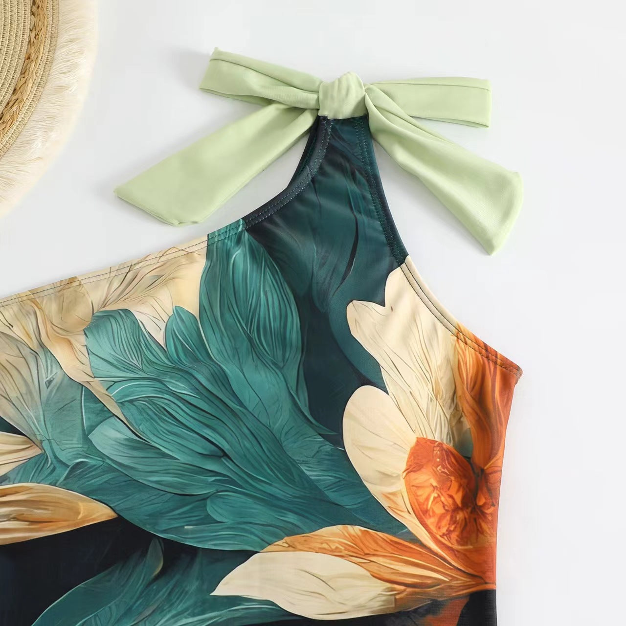 R&B | Damen Badeanzug-Set mit Elegantem Asymmetrischen Design und Verspieltem Rockdetail