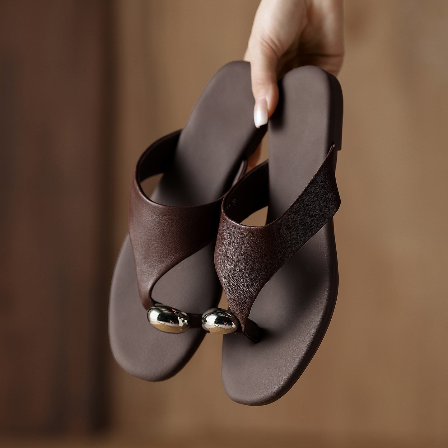 Damen Zehentrenner-Sandalen mit elegantem Riemendesign und trendigem Metallakzent R&B