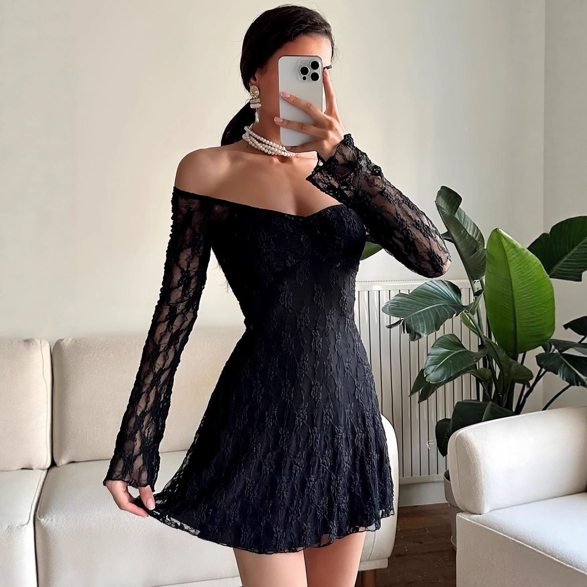 Damen Spitzenkleid mit langen Ärmeln und transparentem Detail R&B