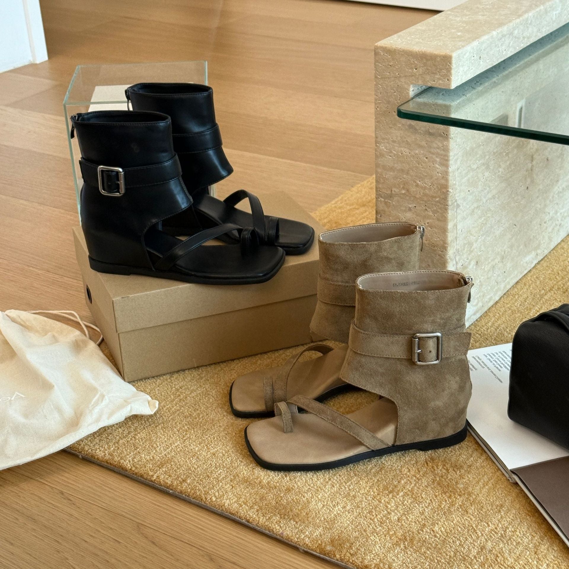 Damen Offene Couture-Stiefel mit modischem Riemendesign