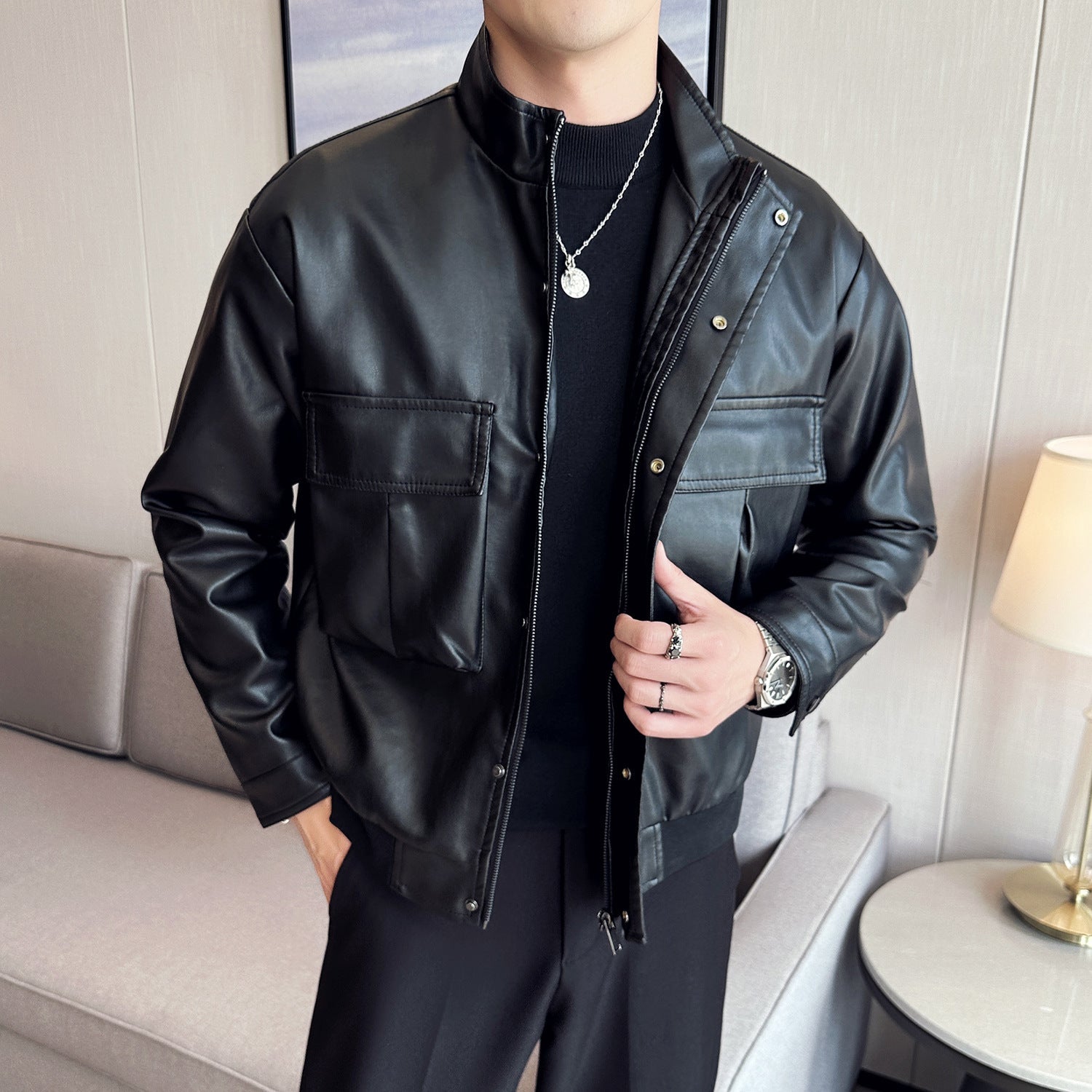 Herren Bikerjacke aus weichem Kunstleder mit praktischen Taschen und Stehkragen