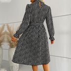Damen Midi-Kleid mit schlanker Silhouette und verspieltem Bindegürtel R&B