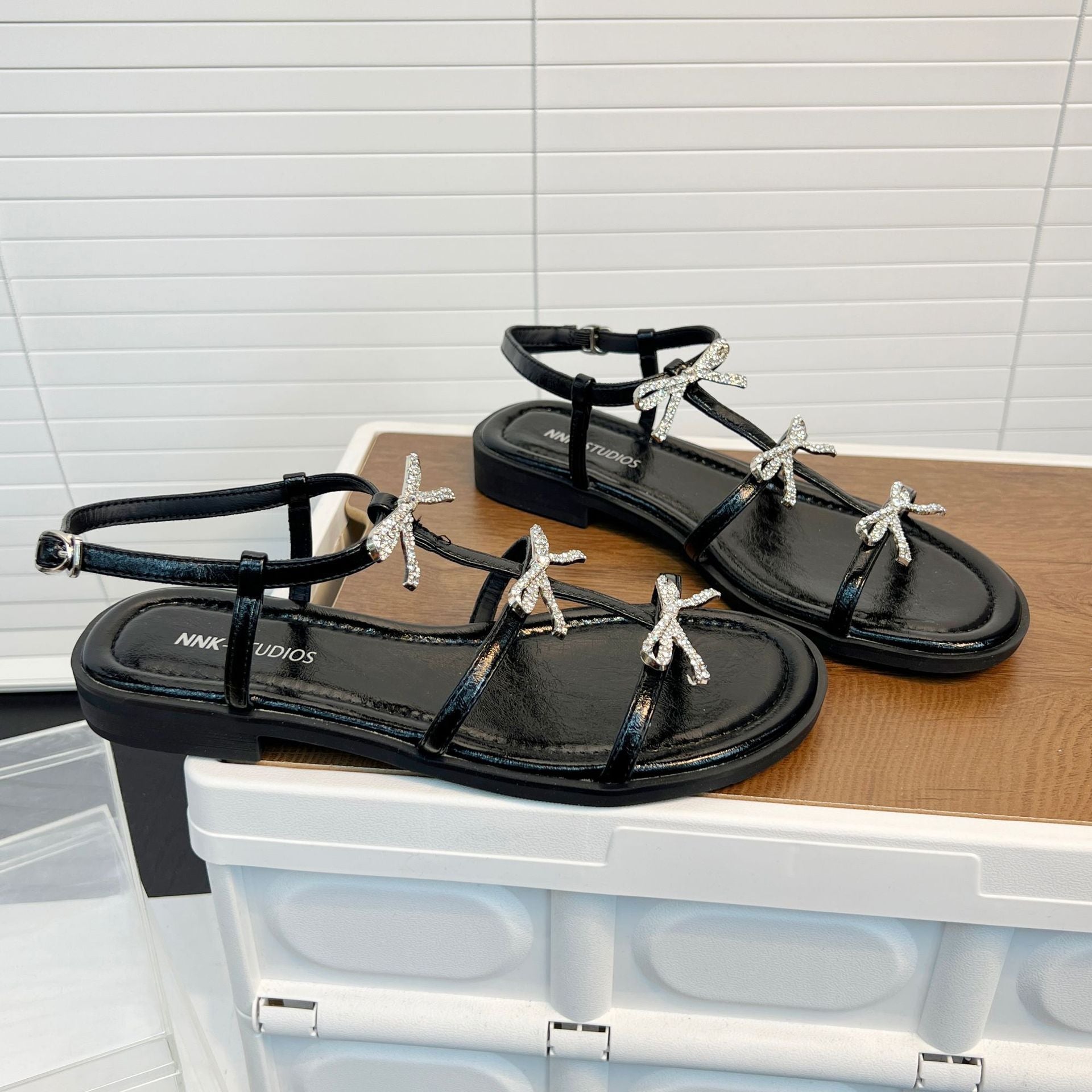 Damen Elegante Sandalen mit glitzernden Schleifen und verstellbarem Riemendesign R&B