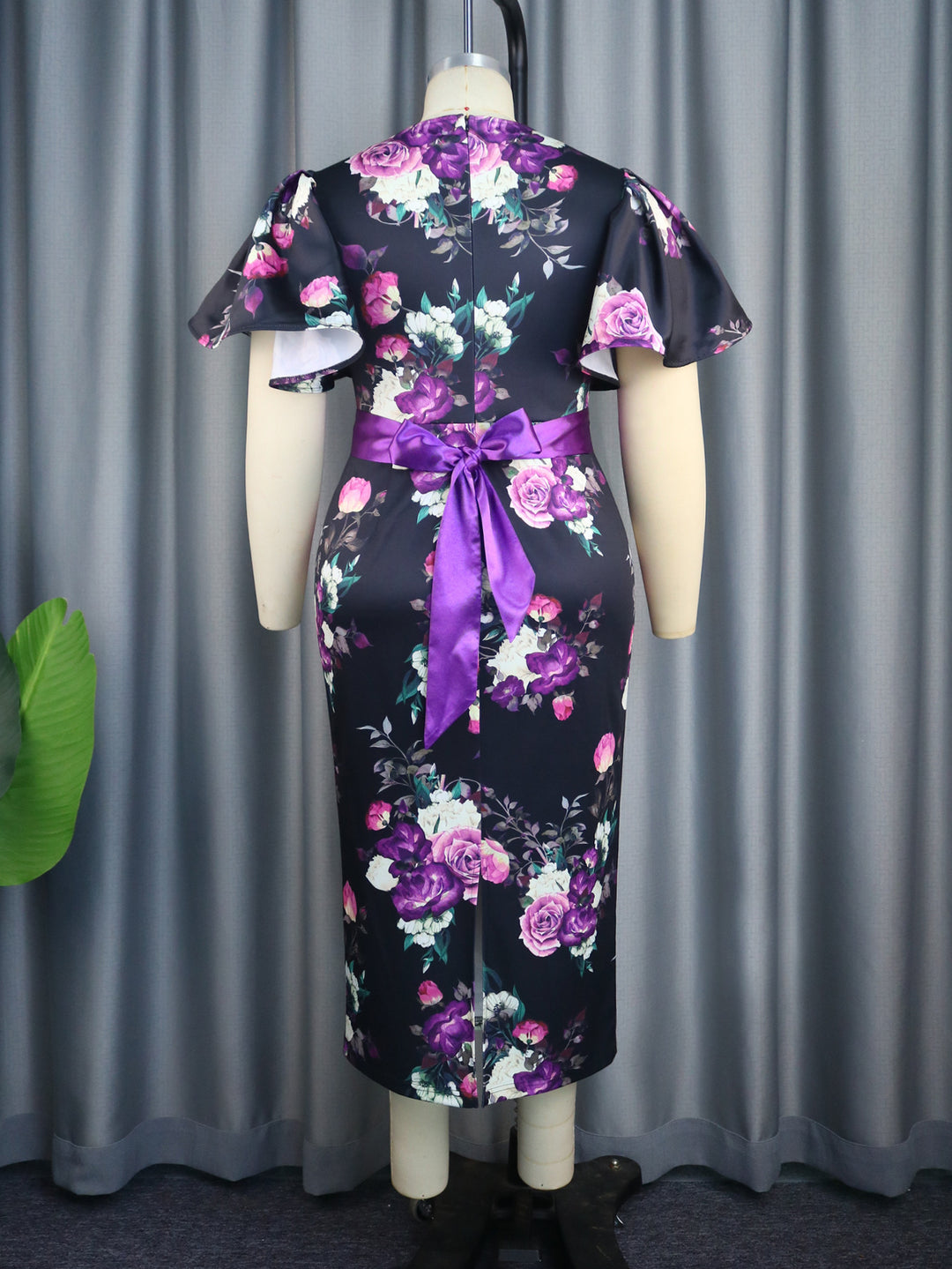 Damen figurbetontes Kleid mit floralen Akzenten R&B