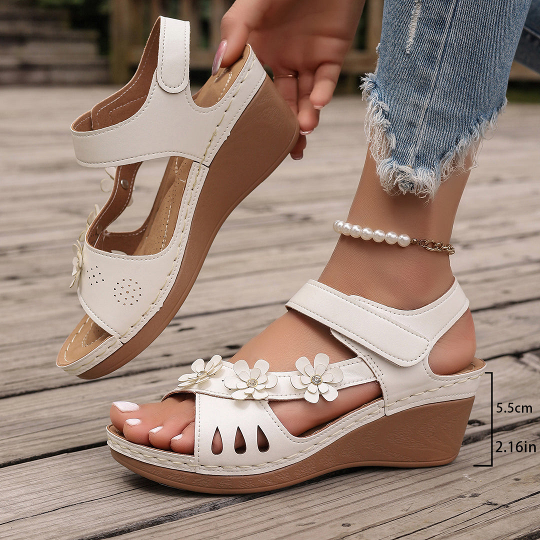 Damen Wedge-Sandaletten mit stilvollem Blüten-Design und verstellbarem Riemen R&B