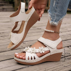 Damen Wedge-Sandaletten mit stilvollem Blüten-Design und verstellbarem Riemen R&B