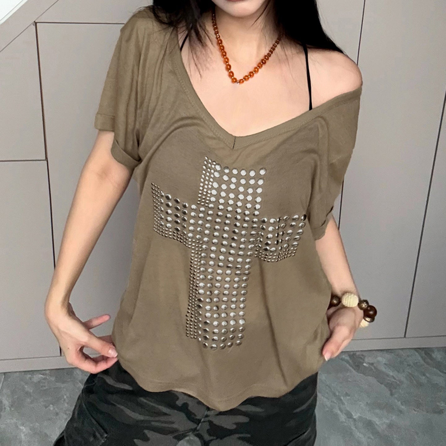 Damen V-Ausschnitt T-Shirt mit stilvollem Nieten-Dekor R&B