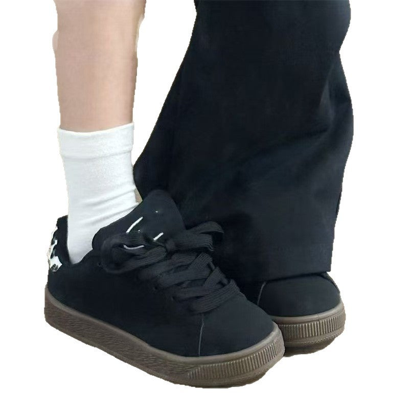Damen Sneakers mit innovativem Schnürsystem und samtiger Oberflächenstruktur R&B