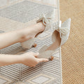 Damen elegant gestaltete Slingback-Pumps mit perlverziertem Schleifendetail