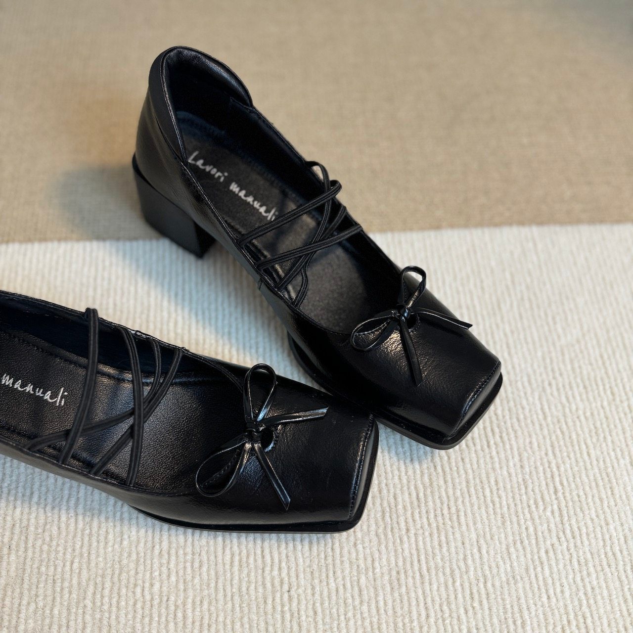 Damen Ballerinas mit dekorativen Schleifen und hochwertiger Metallic-Oberfläche
