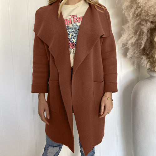 Damen Oversized Strickjacke mit weitem Revers und Taschen R&B