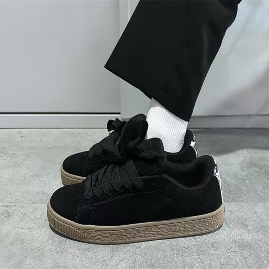 Damen Sneakers mit innovativem Schnürsystem und samtiger Oberflächenstruktur R&B
