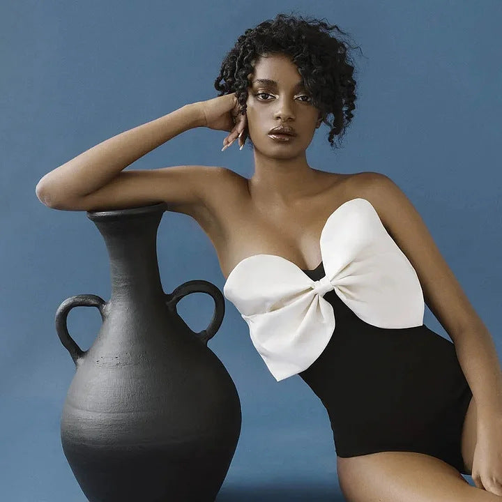 Damen Einschnitt Badeanzug mit voluminösem Schleifen-Detail und elegantem Wickelrock R&B