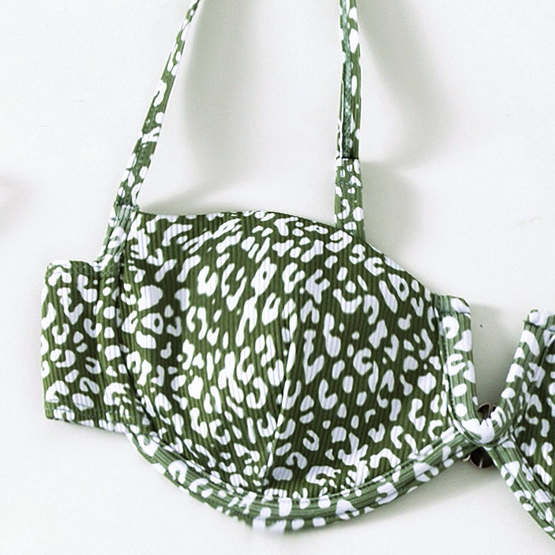 Damen Bikini-Set mit einem modernen Tiermotiv und elegantem Wickelrock