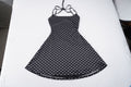 Damen sommerliches Trägerkleid mit Polka-Dots und fließendem Schnitt R&B