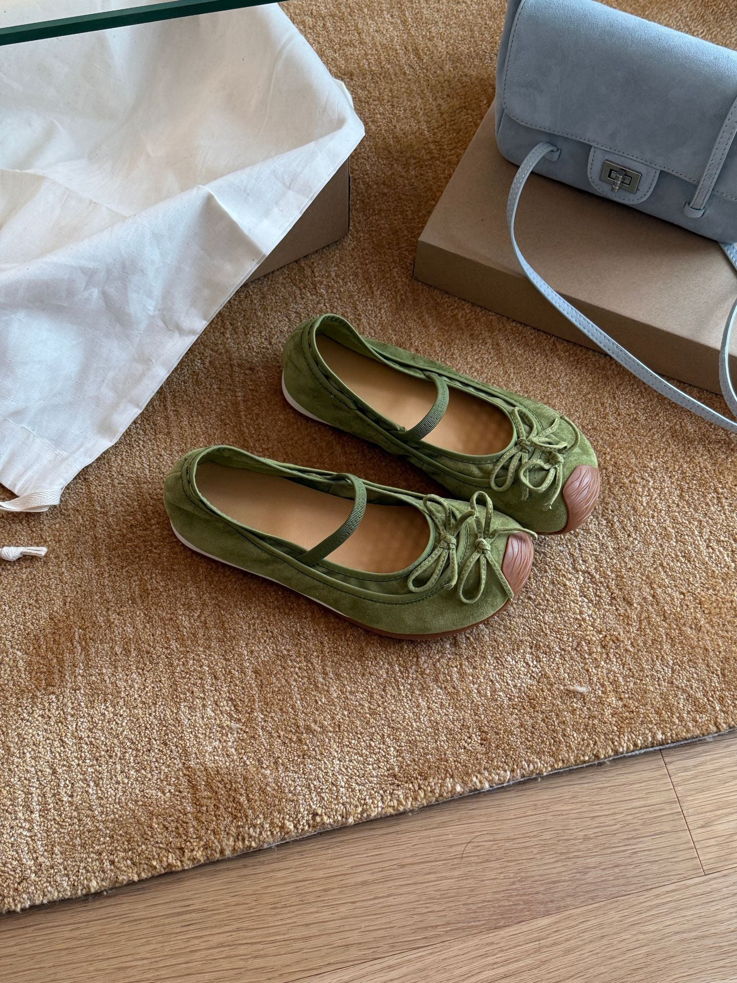 Damen Ballerinas aus hochwertigem Wildleder mit Riemchen und dekorativer Schleife R&B