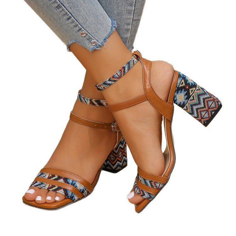 Damen modische Blockabsatz-Sandalen mit buntem Textilriemen und geflochtenem Design R&B