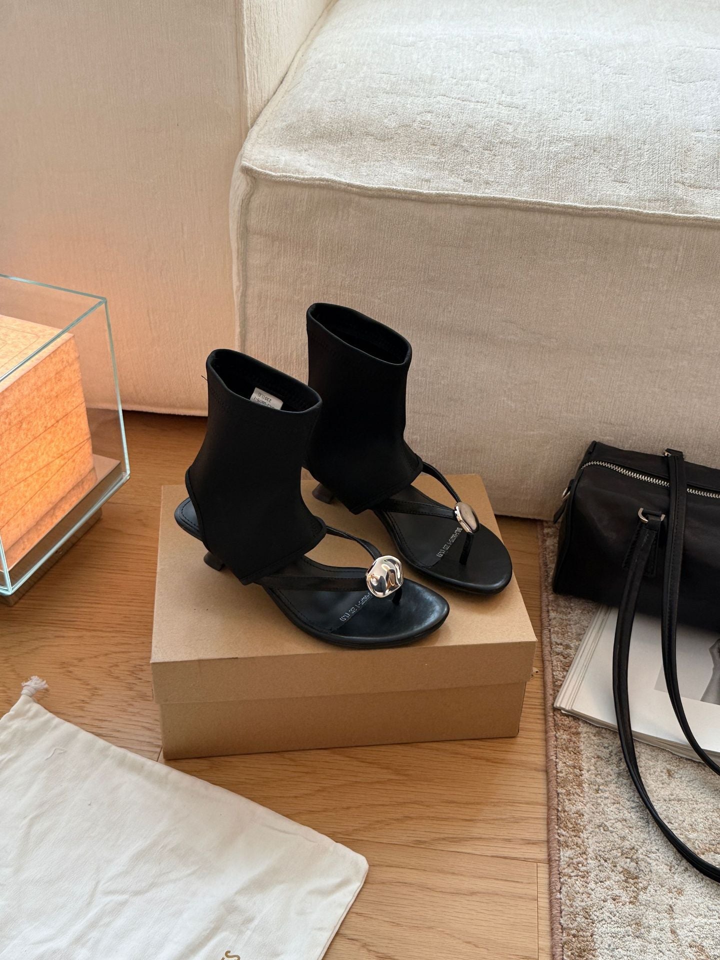 Damen Modische Knöchel-Sandalen mit elastischem Obermaterial und dekorativer Metallschnalle