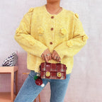 Damen Strickjacke mit floralen Applikationen und dekorativen Knöpfen R&B