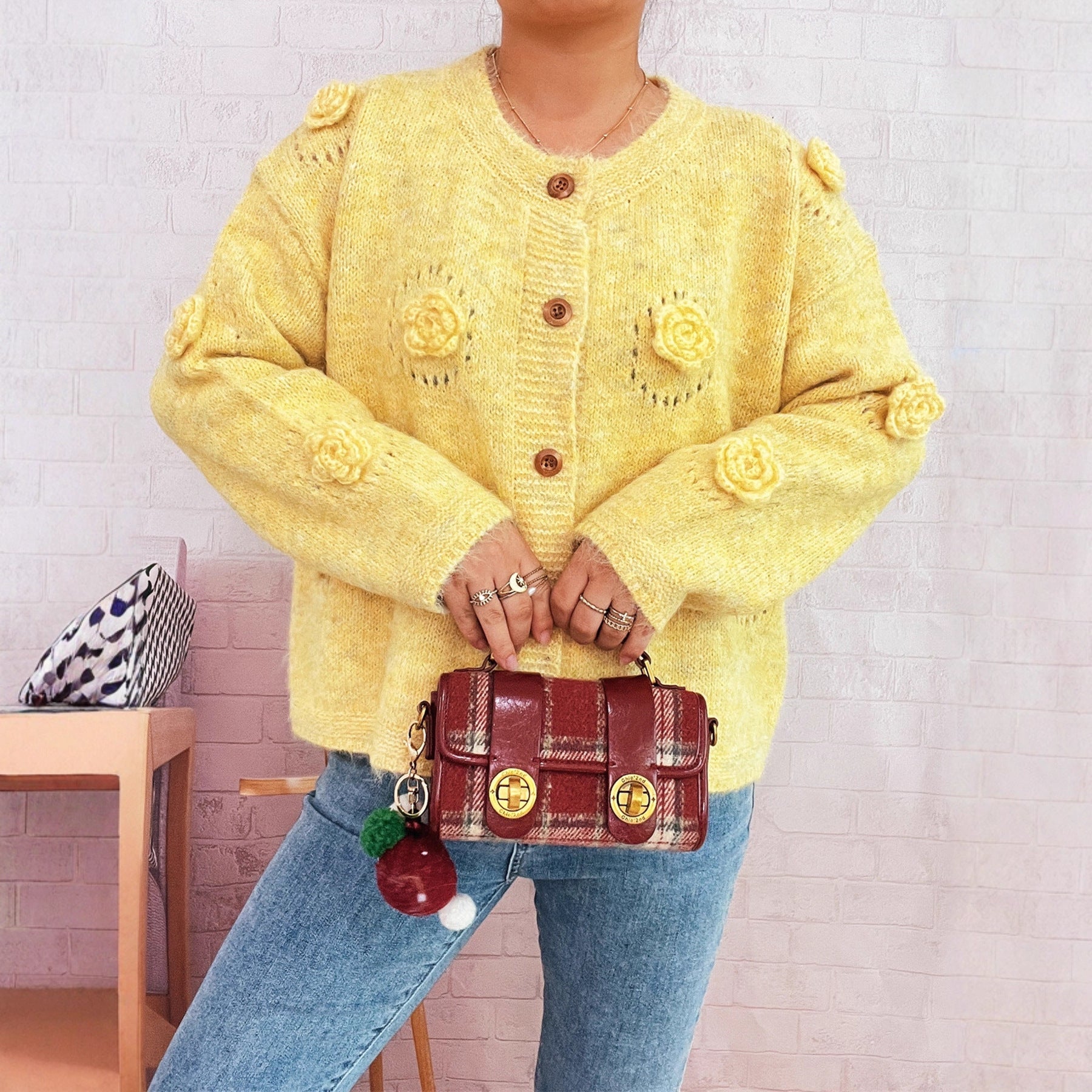 Damen Strickjacke mit floralen Applikationen und dekorativen Knöpfen R&B
