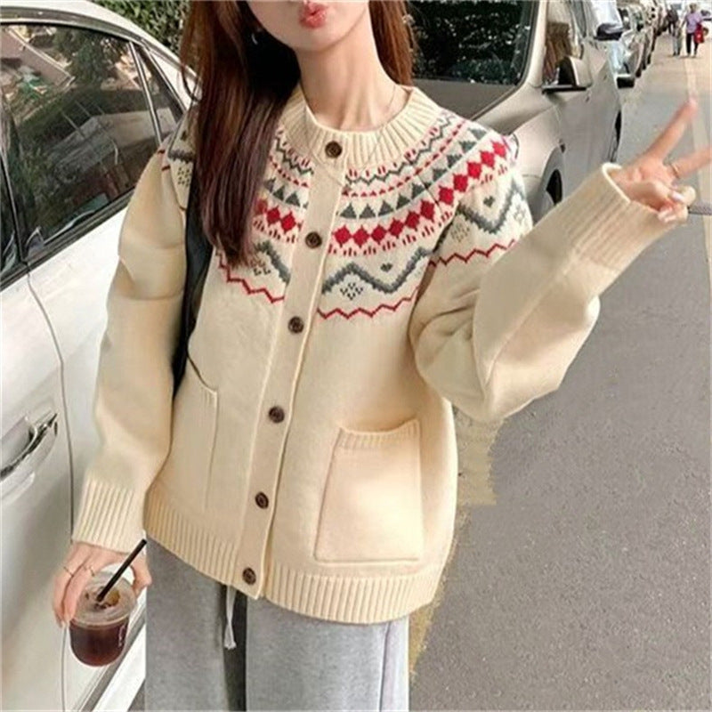 Damen Strickjacke im skandinavischen Stil mit dekorativem Muster und praktischen Taschen
