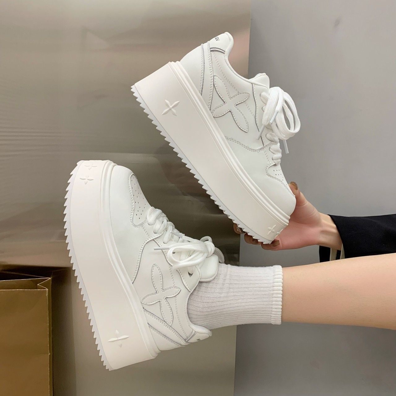Damen Plateau-Sneaker mit rutschfester Sohle und gepolstertem Kragen R&B