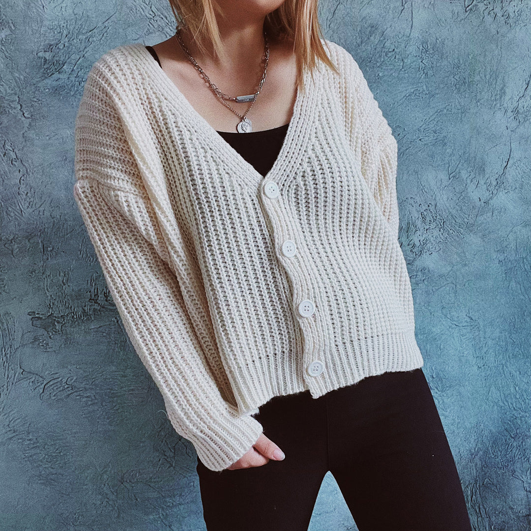 Damen kuschelige Strickjacke mit modernen Knopfdetails und weitem Schnitt R&B