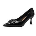 Damen elegante Lackpumps mit auffälliger Schmuckapplikation