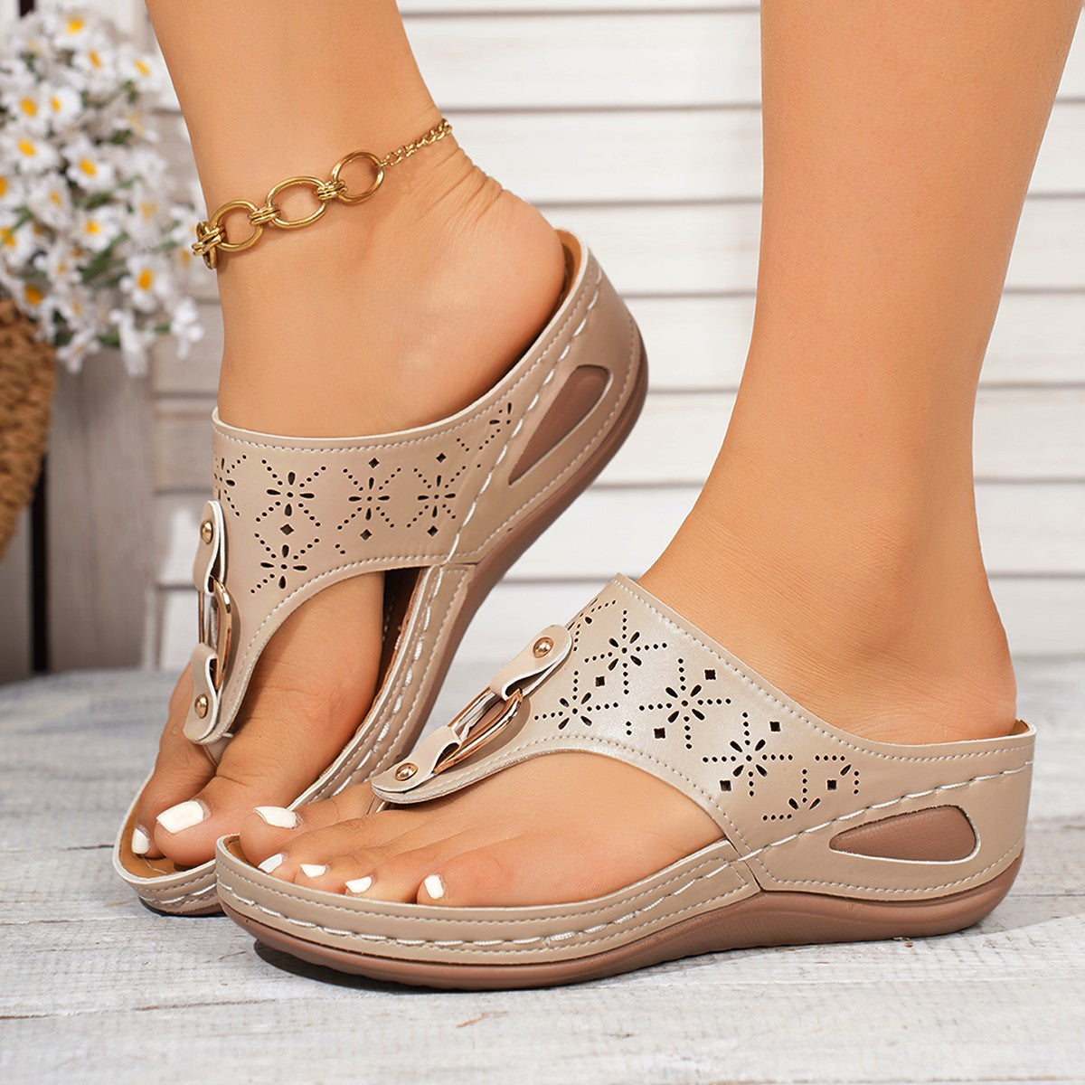 Damen Komfortable Zehentrenner-Sandalen mit modischem Schnitt und ergonomischem Fußbett R&B